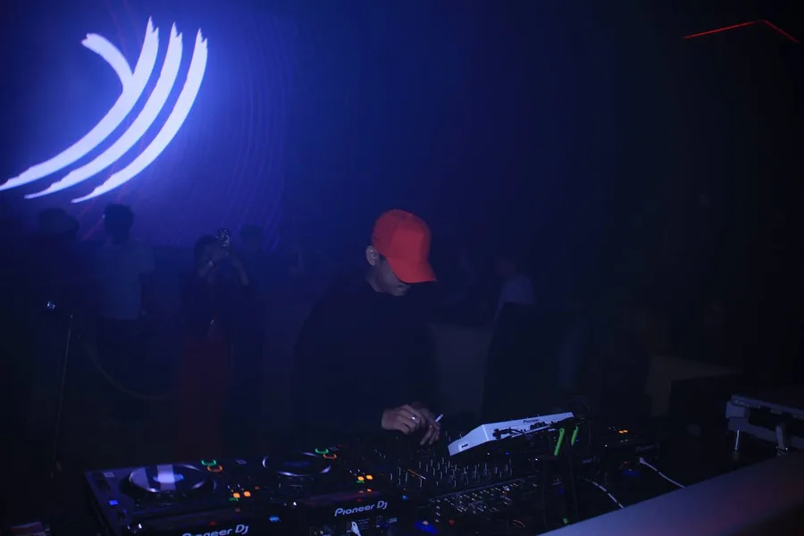 YYYHertz DJing live at the decks